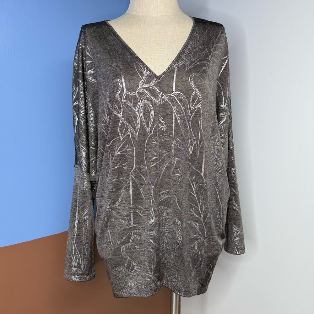 White‎ House Black Market Silver Flora Print Stretchy Long Sleeve Blouse Medium
